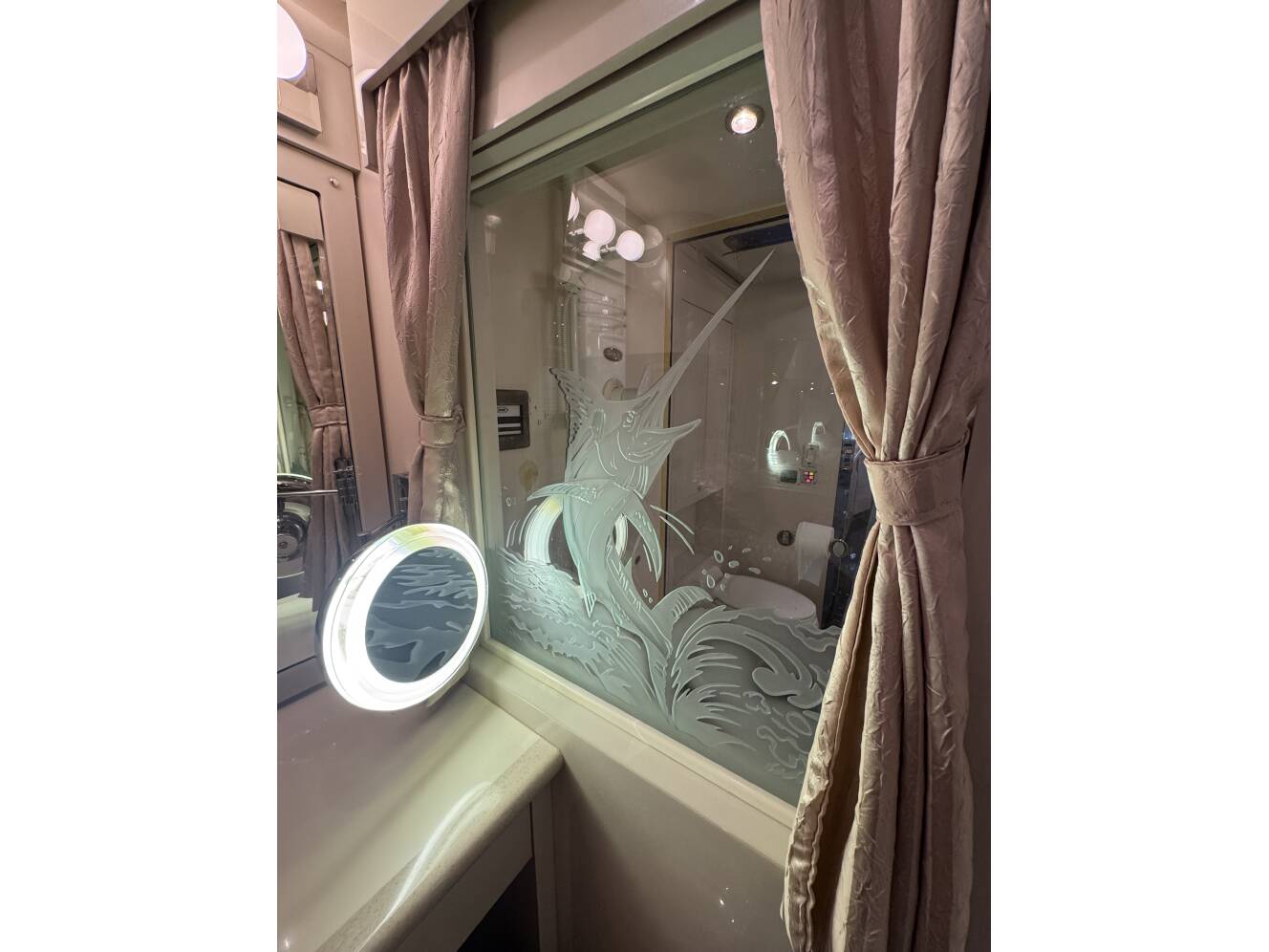 A photo of this 1999 Prevost VOGUE XL