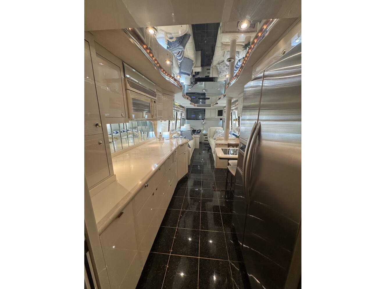 A photo of this 1999 Prevost VOGUE XL
