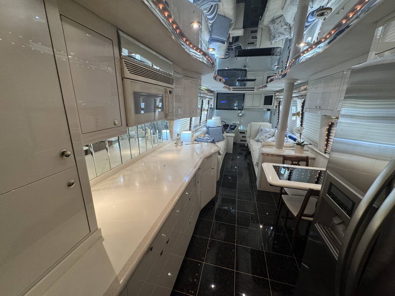A photo of this 1999 Prevost VOGUE XL