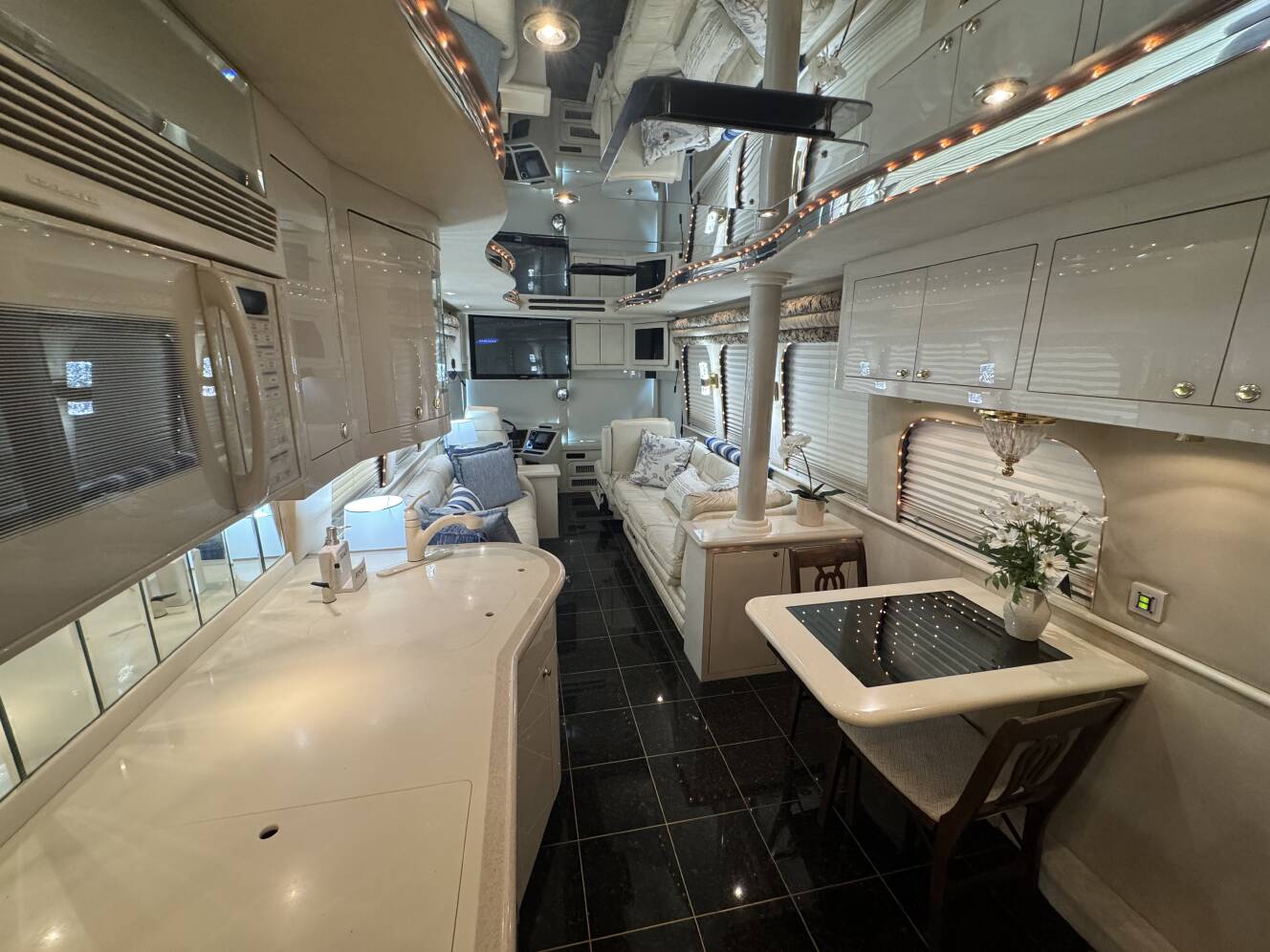 A photo of this 1999 Prevost VOGUE XL