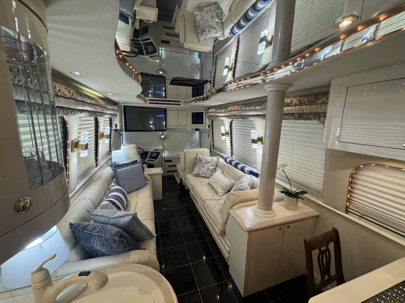 A photo of this 1999 Prevost VOGUE XL