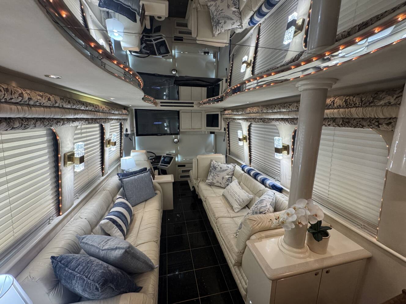 A photo of this 1999 Prevost VOGUE XL