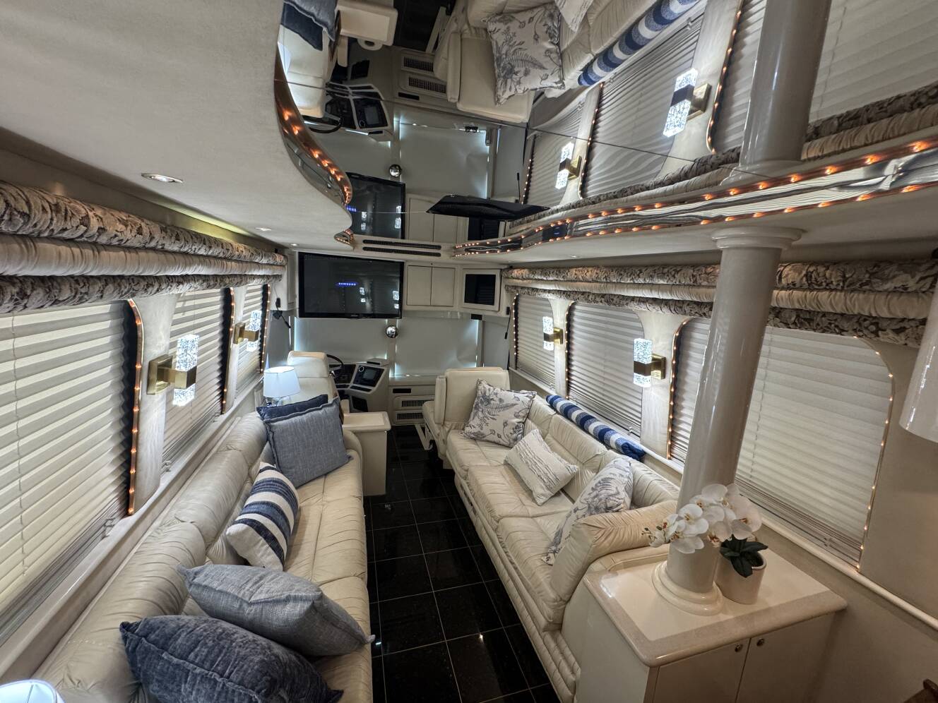 A photo of this 1999 Prevost VOGUE XL