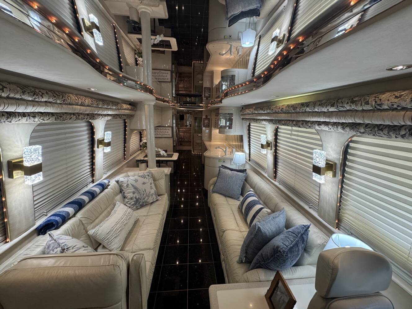 A photo of this 1999 Prevost VOGUE XL