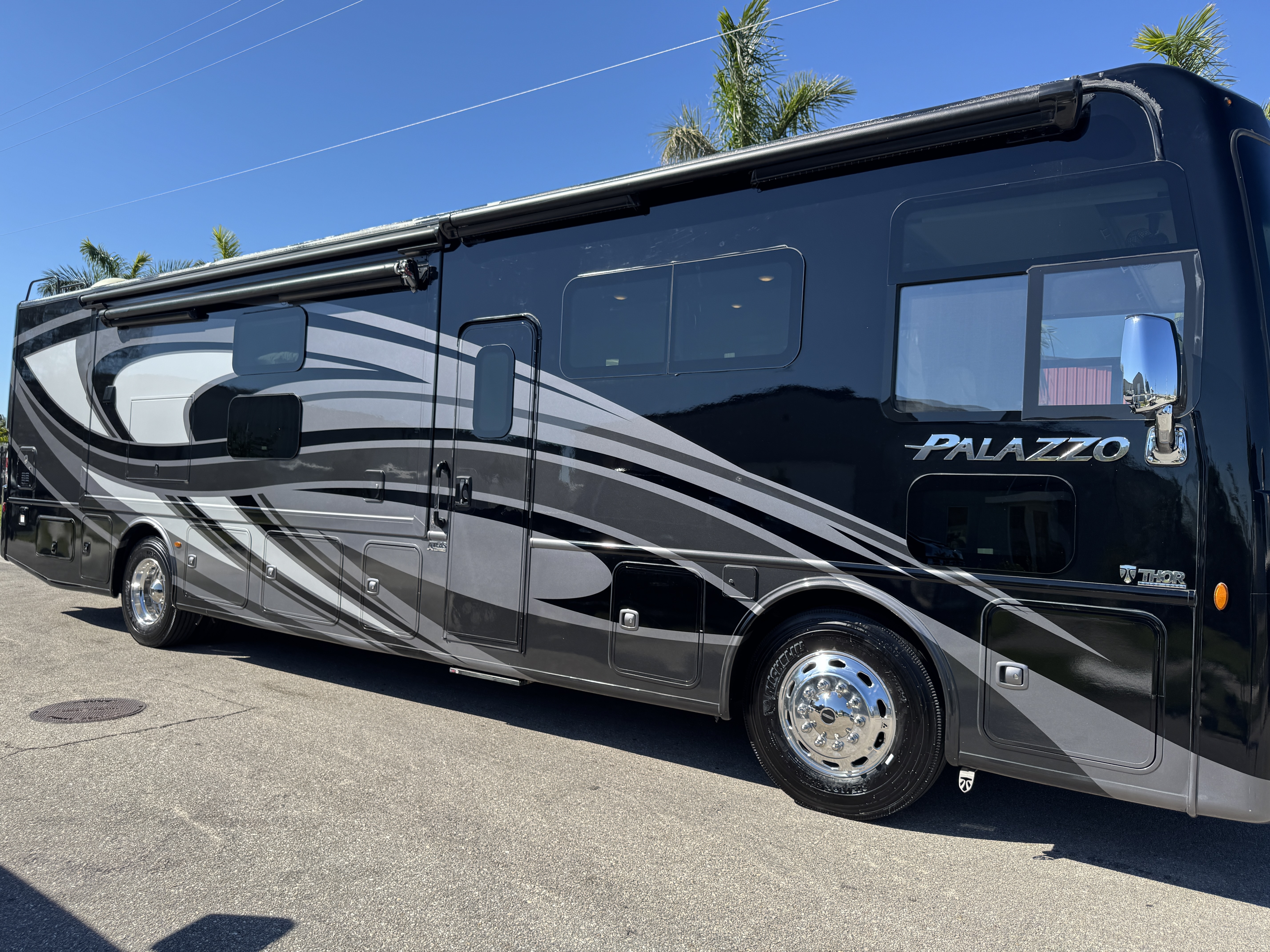 2022 Thor Motor Coach Palazzo RV