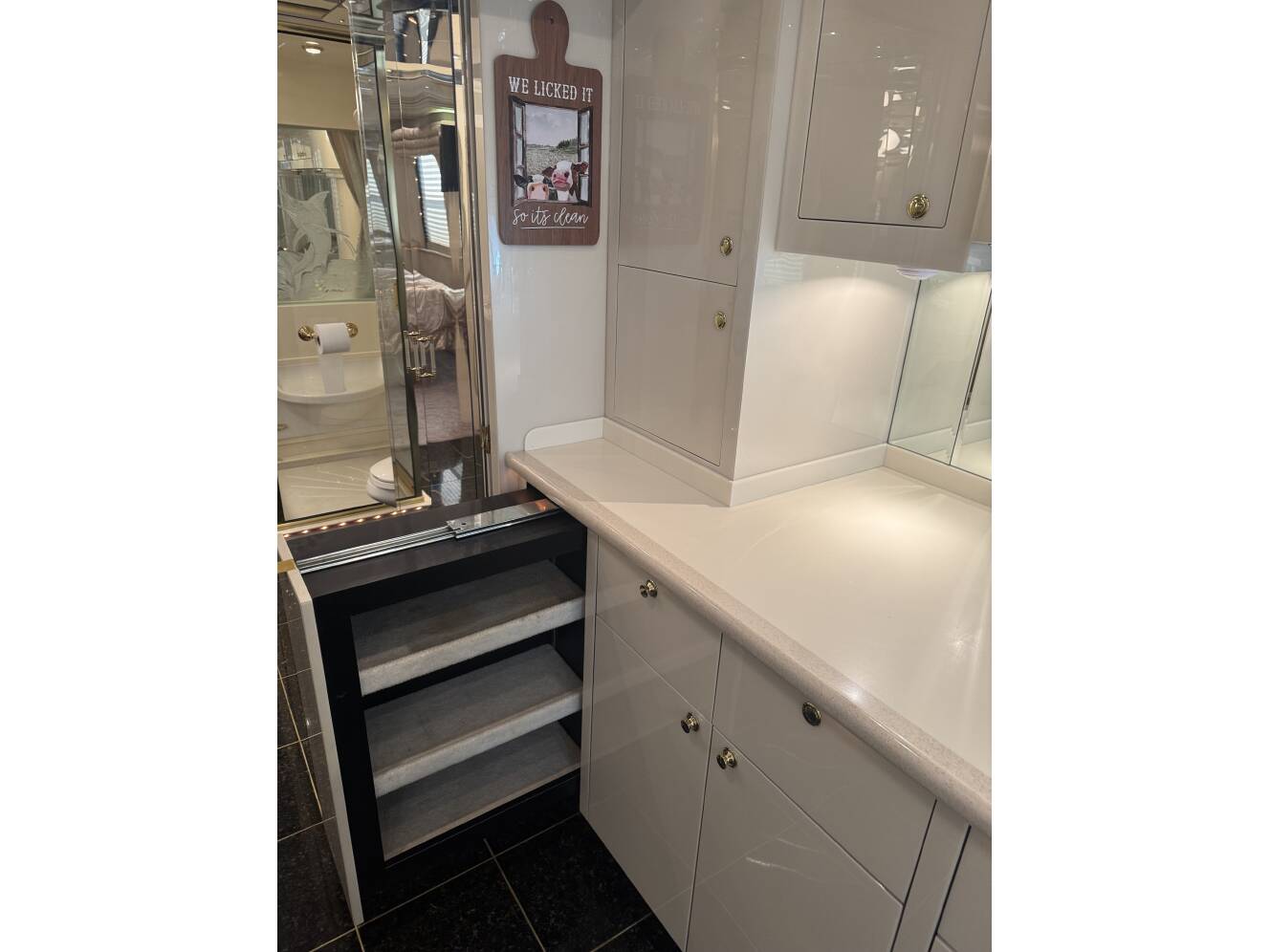 A photo of this 1999 Prevost VOGUE XL
