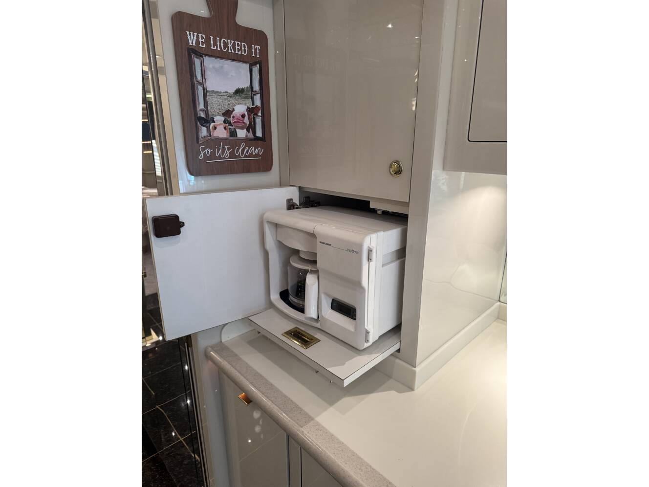 A photo of this 1999 Prevost VOGUE XL