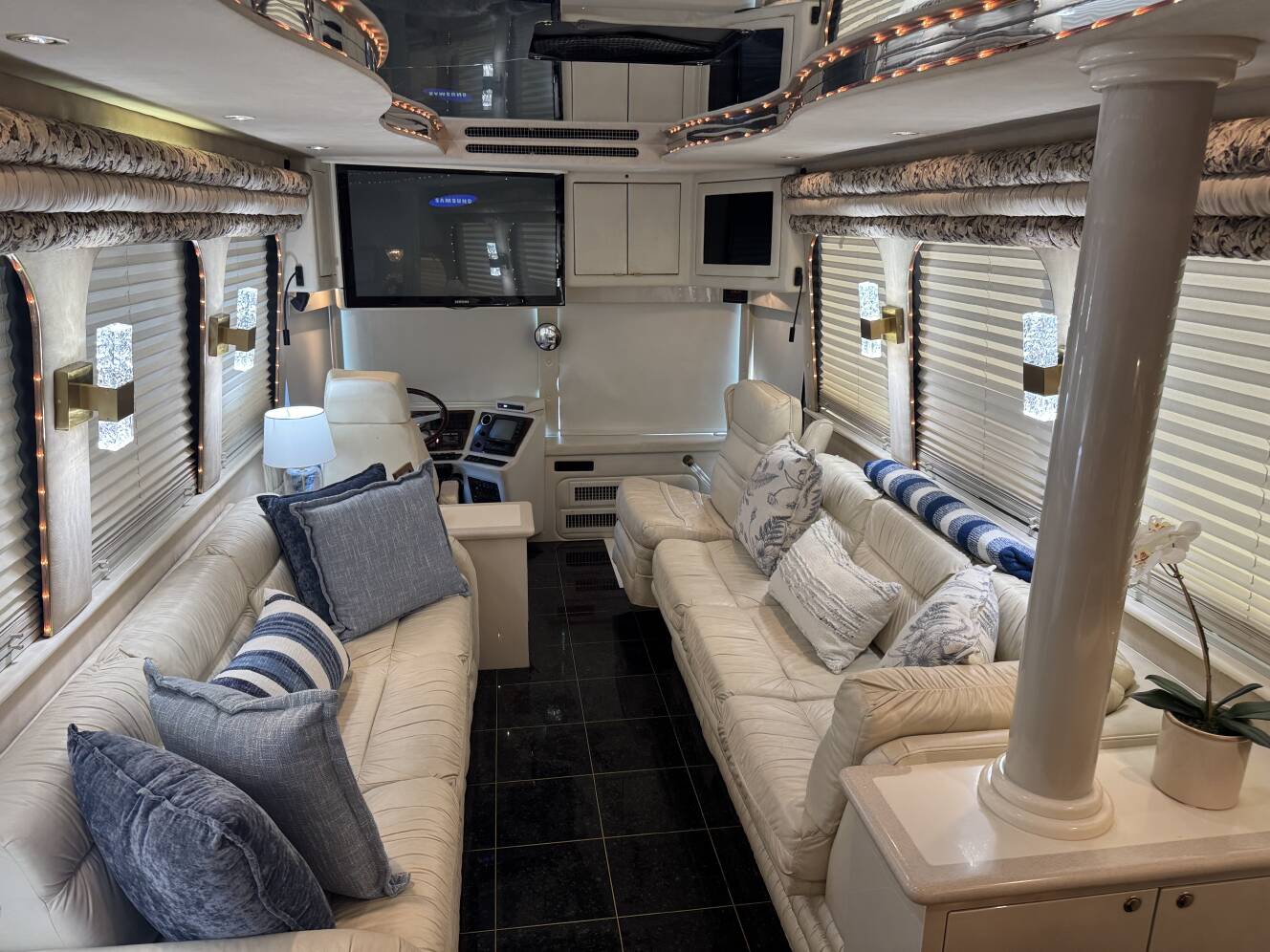 A photo of this 1999 Prevost VOGUE XL