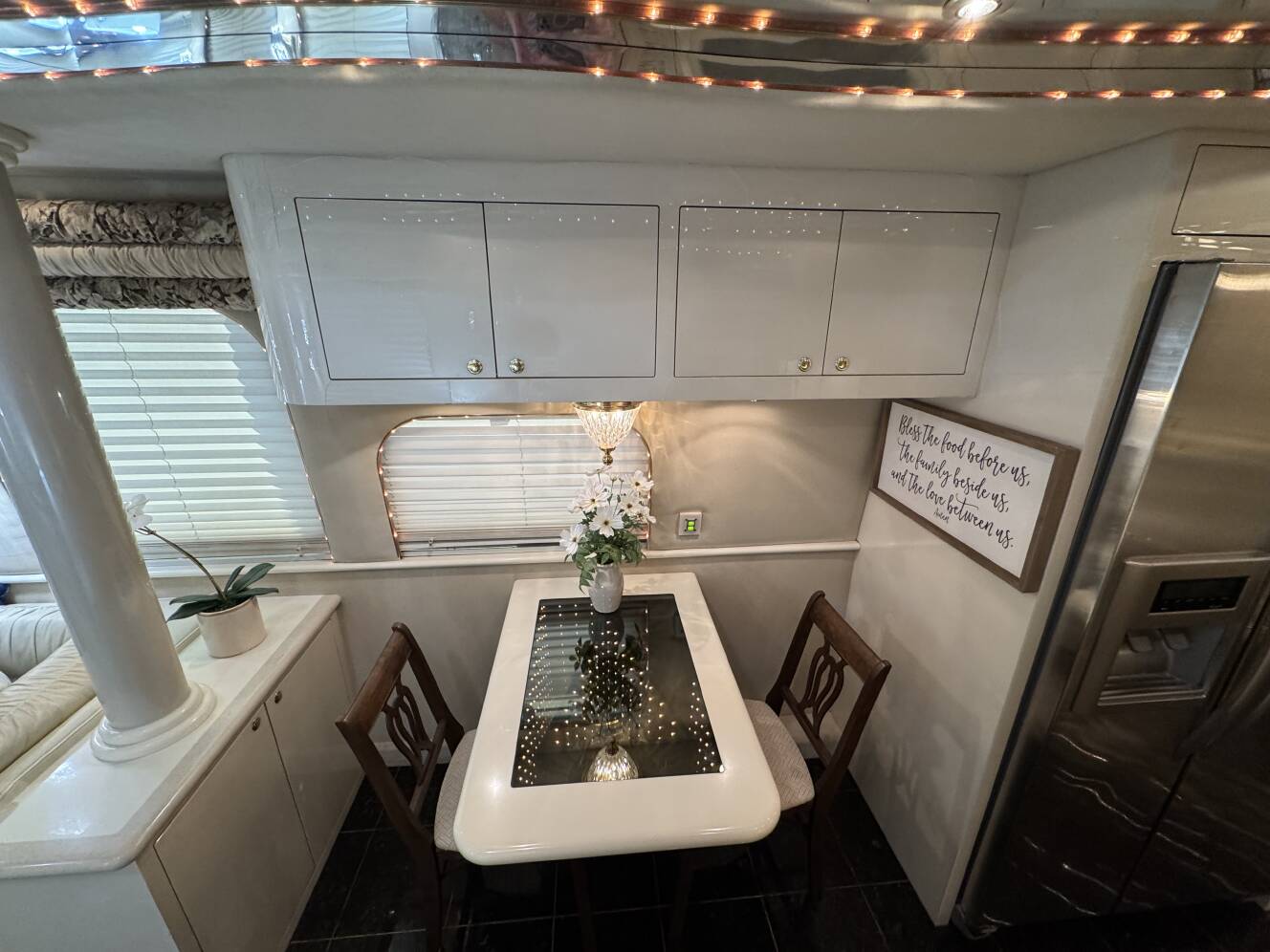 A photo of this 1999 Prevost VOGUE XL