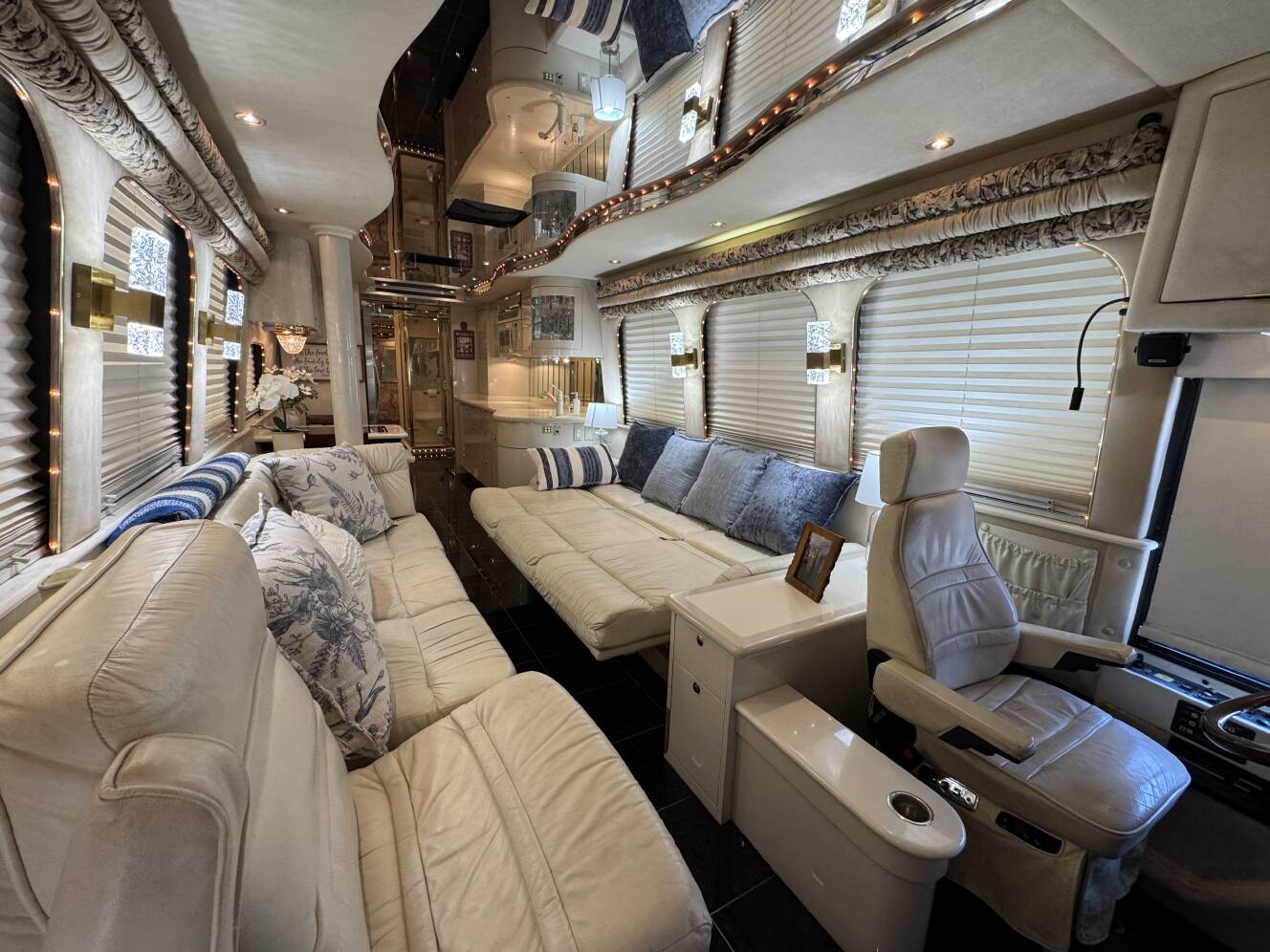 A photo of this 1999 Prevost VOGUE XL