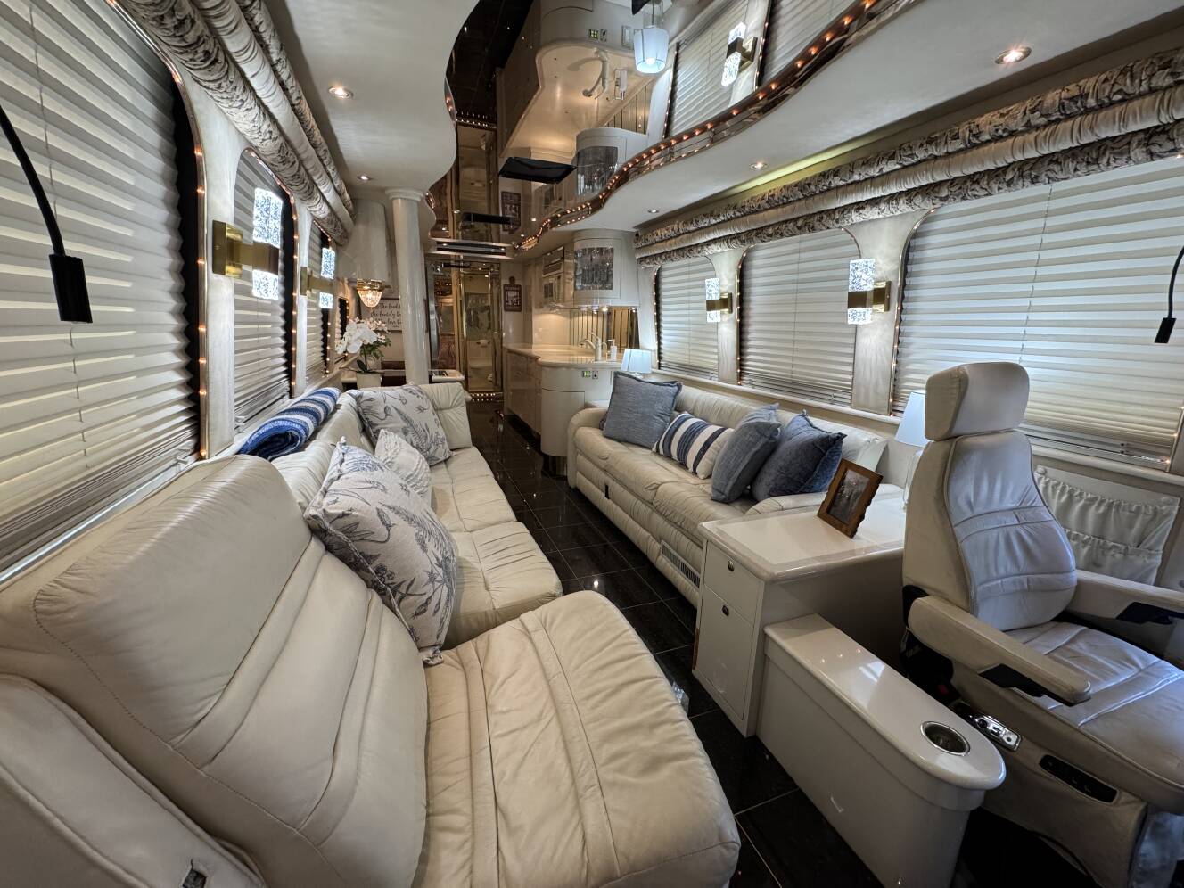 A photo of this 1999 Prevost VOGUE XL