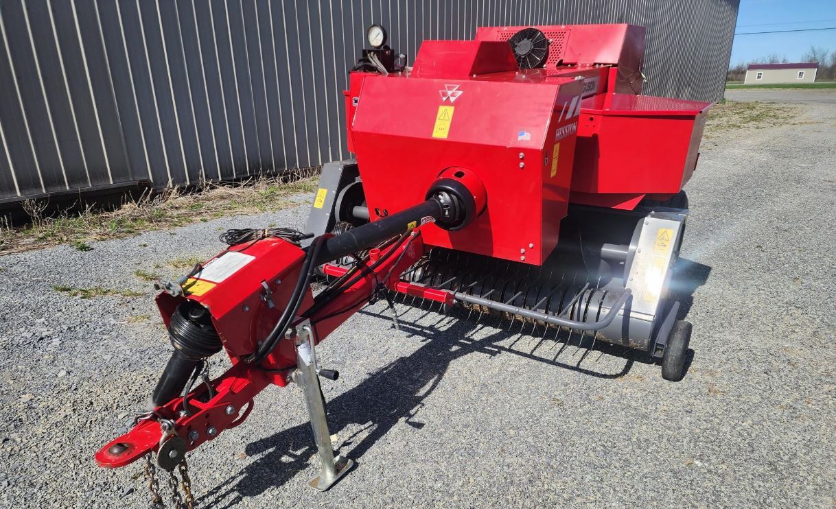 2017 MASSEY FERGUSON 1842 Baler