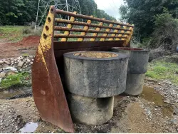 JOHN DEERE bucket and tires