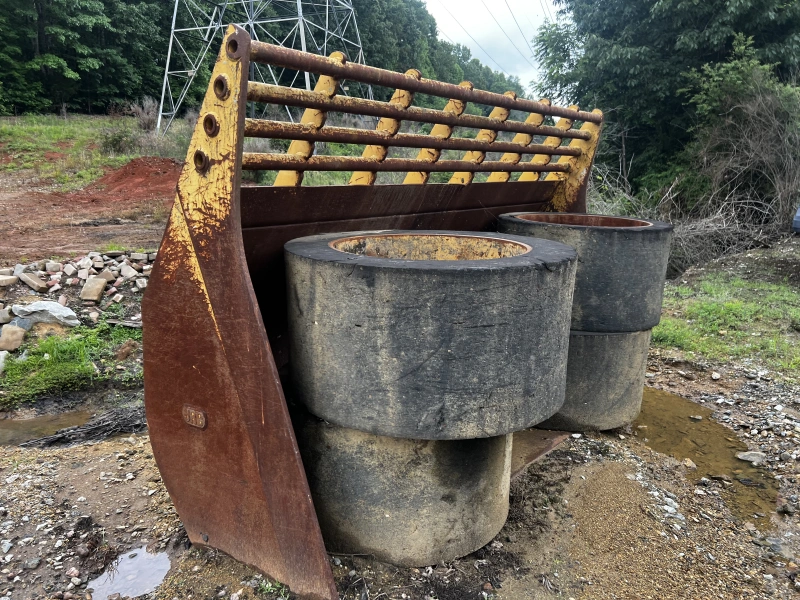 JOHN DEERE bucket and tires