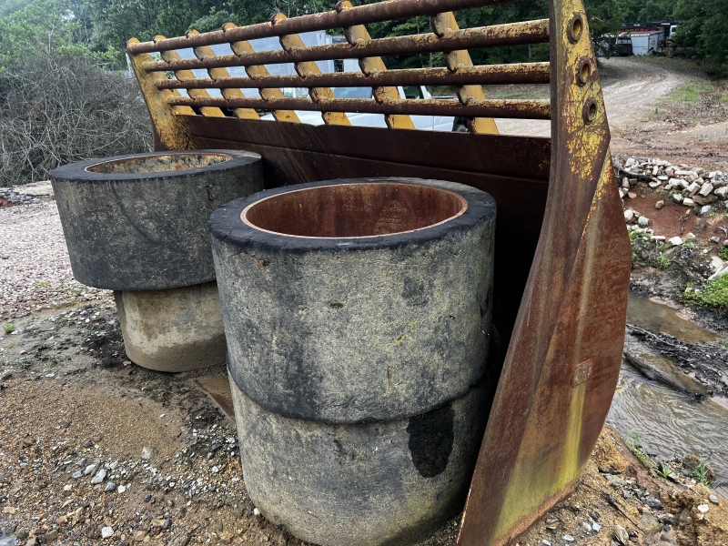 JOHN DEERE bucket and tires