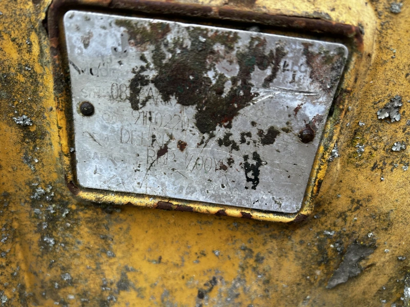 JOHN DEERE bucket and tires