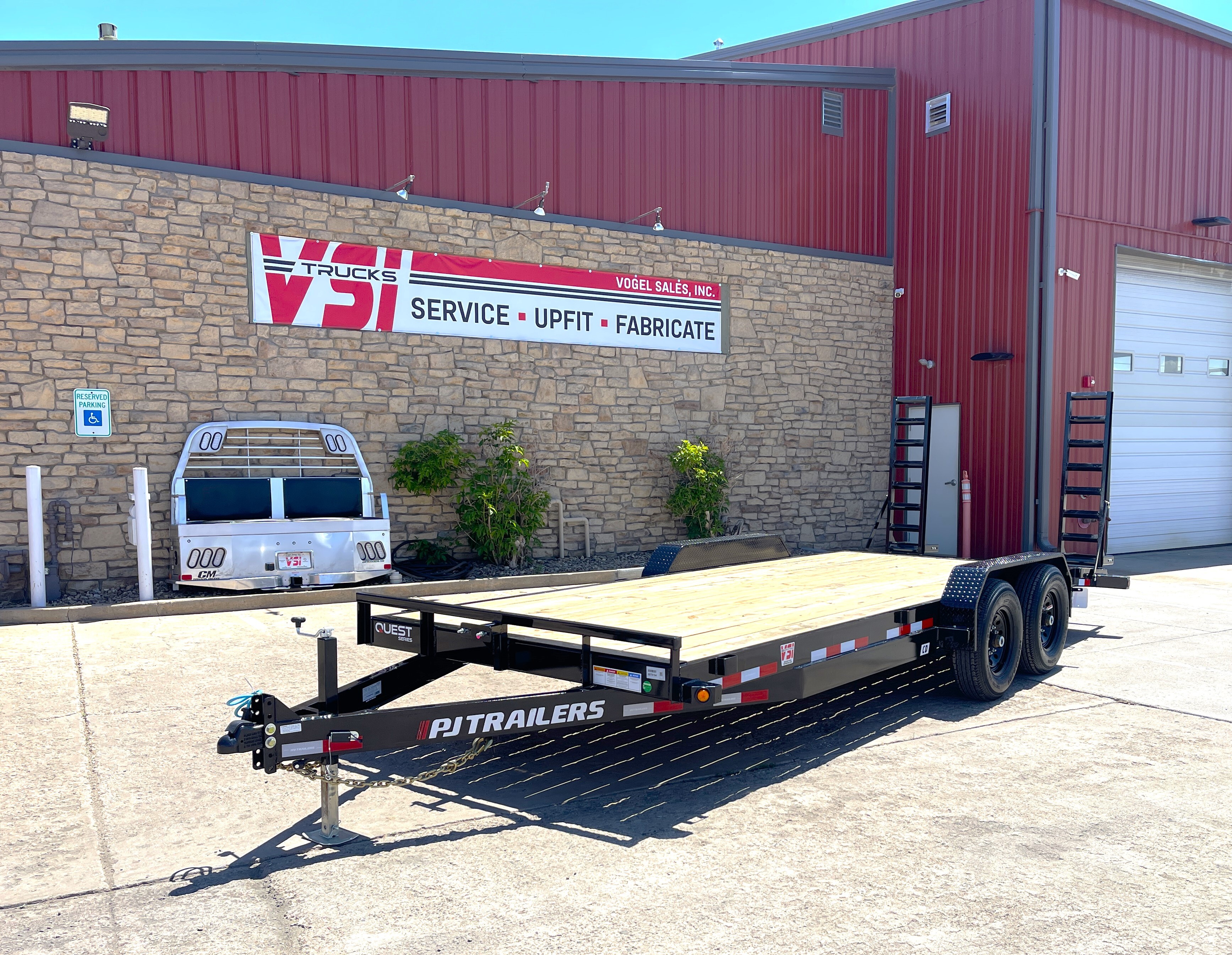 2025 PJ TRAILERS 10K EQUIPMENT WITH 2' DOVE AND FOLD-UPS 20' (CE) in Commerce City, CO