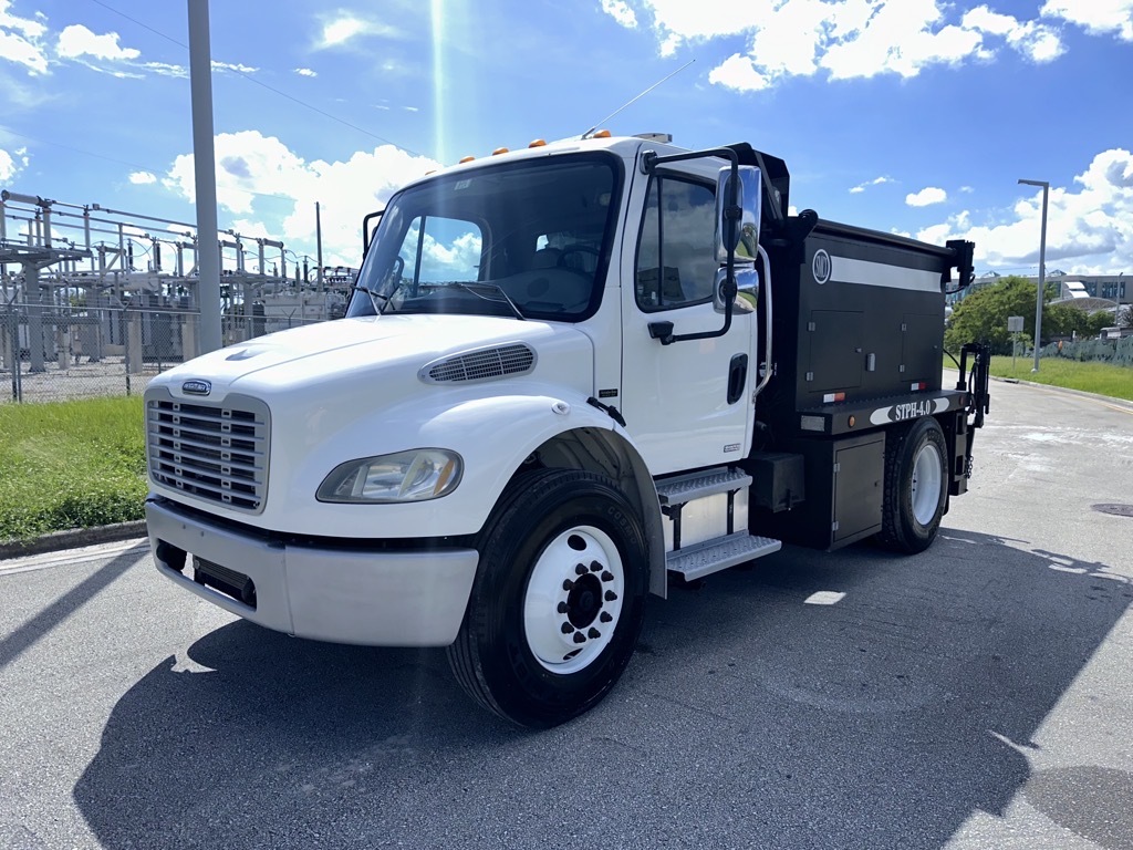 2007 FREIGHTLINER BUSINESS CLASS M2 106 in Miami, FL