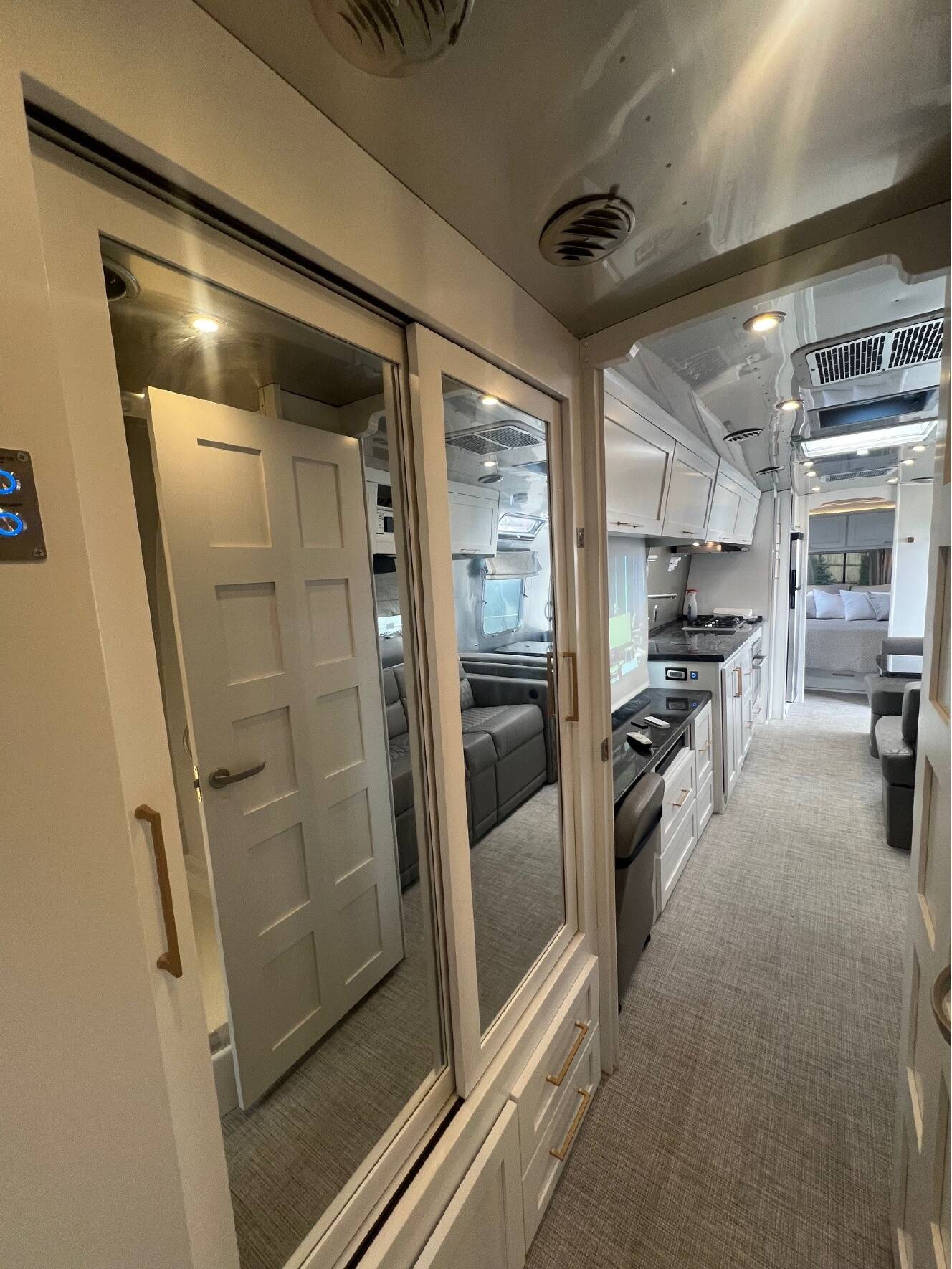 A photo of this 2023 Airstream CLASSIC 33FB