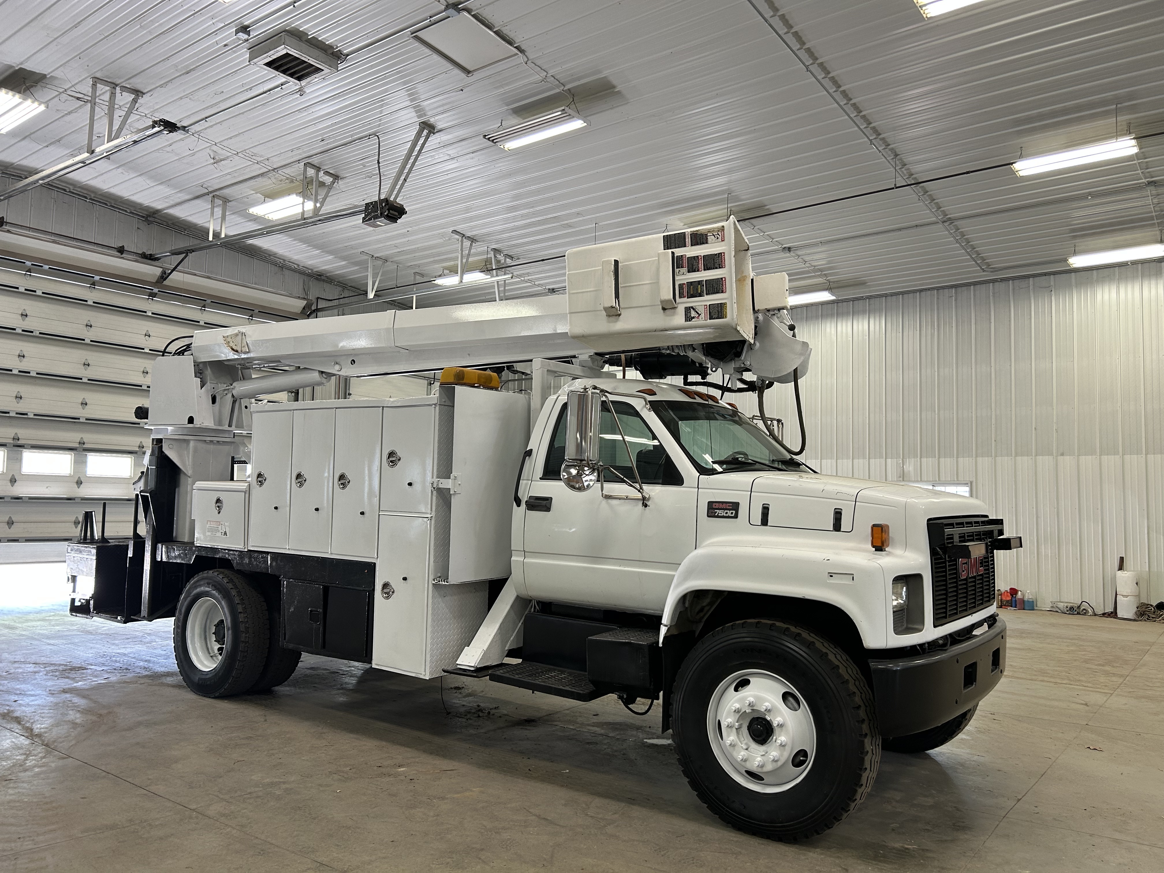 2000 GMC C7500 in Battle Creek, MI