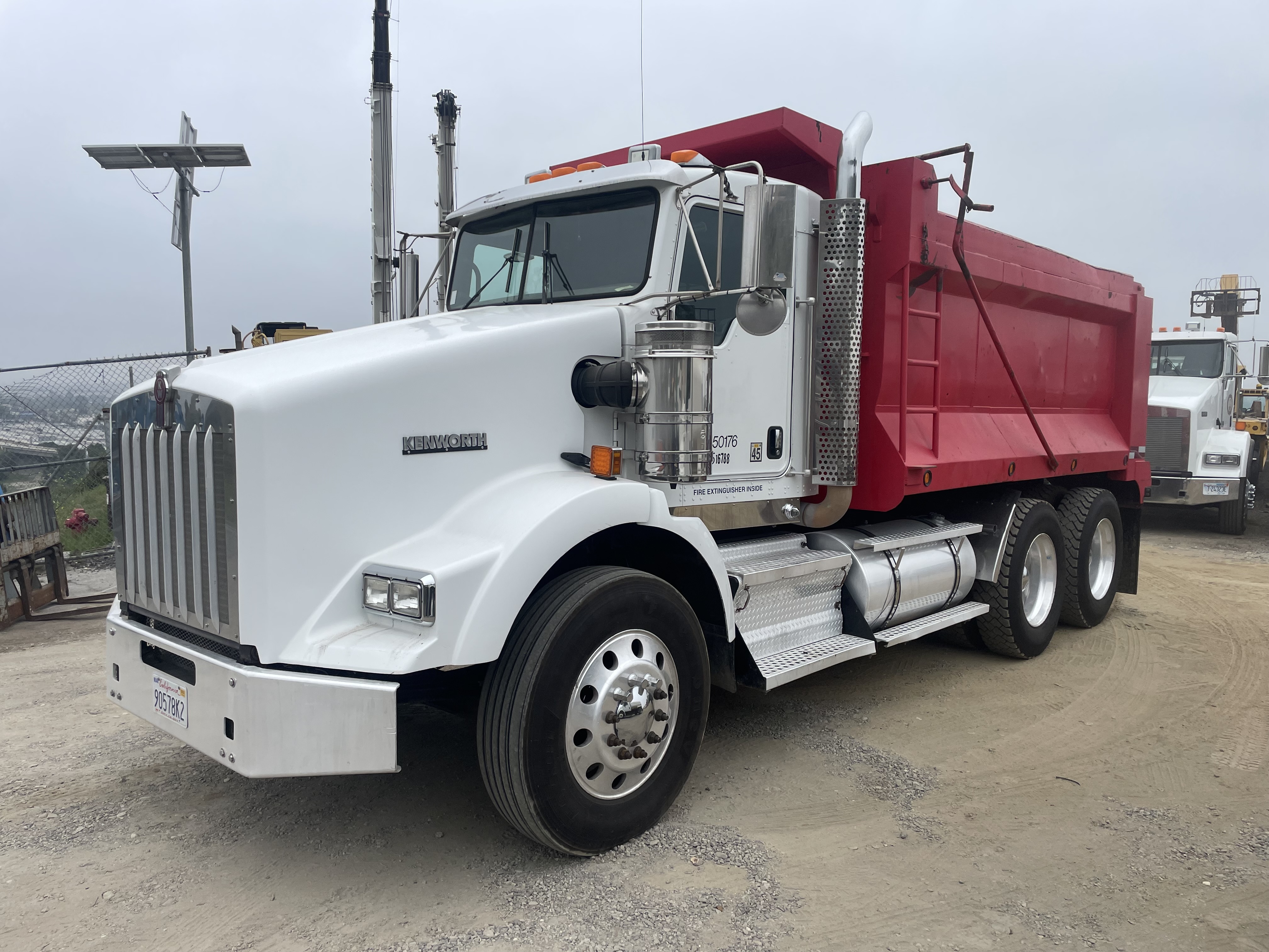 2013 KENWORTH T800 in Woodland Hills, CA