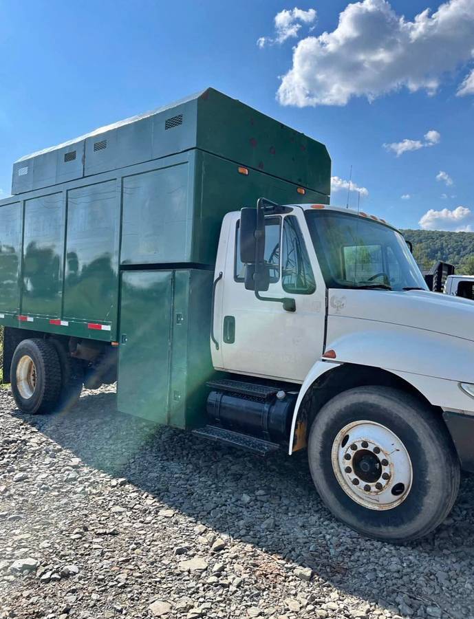 2003 INTERNATIONAL 4400 Chipper Truck