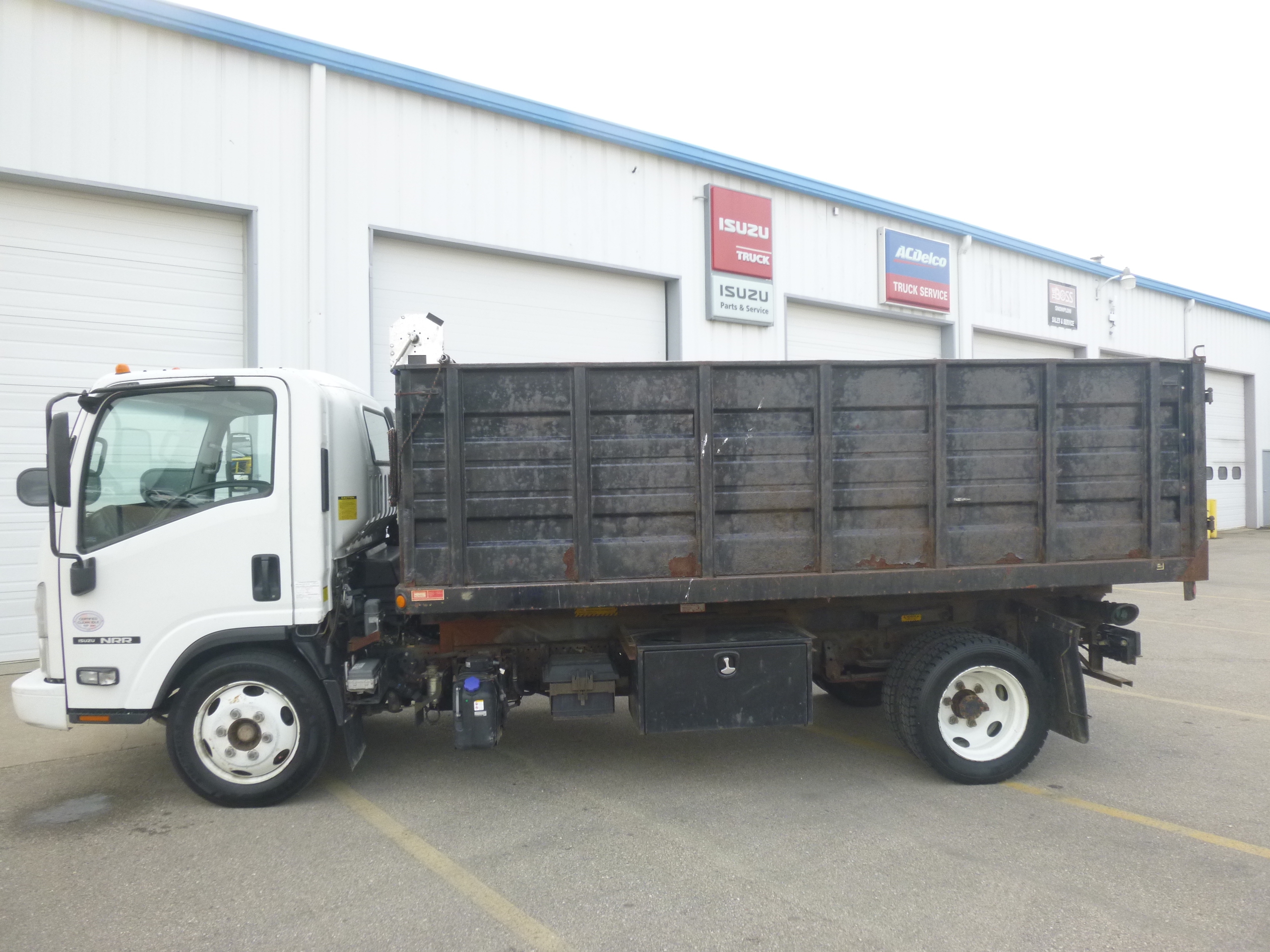 2018 Isuzu NRR photo 2