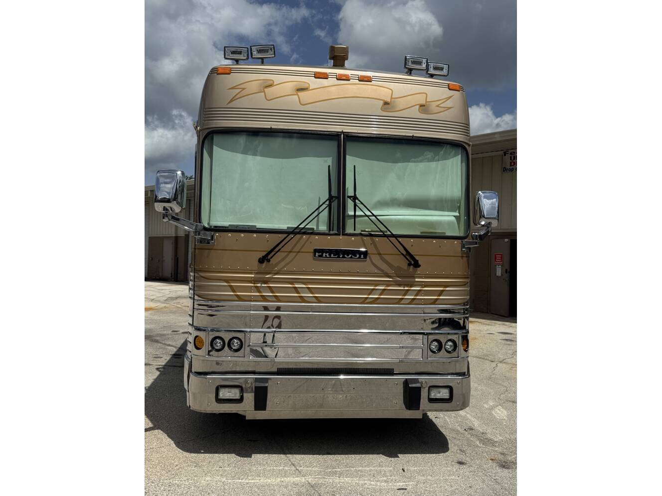 A photo of this 1999 Prevost VOGUE XL
