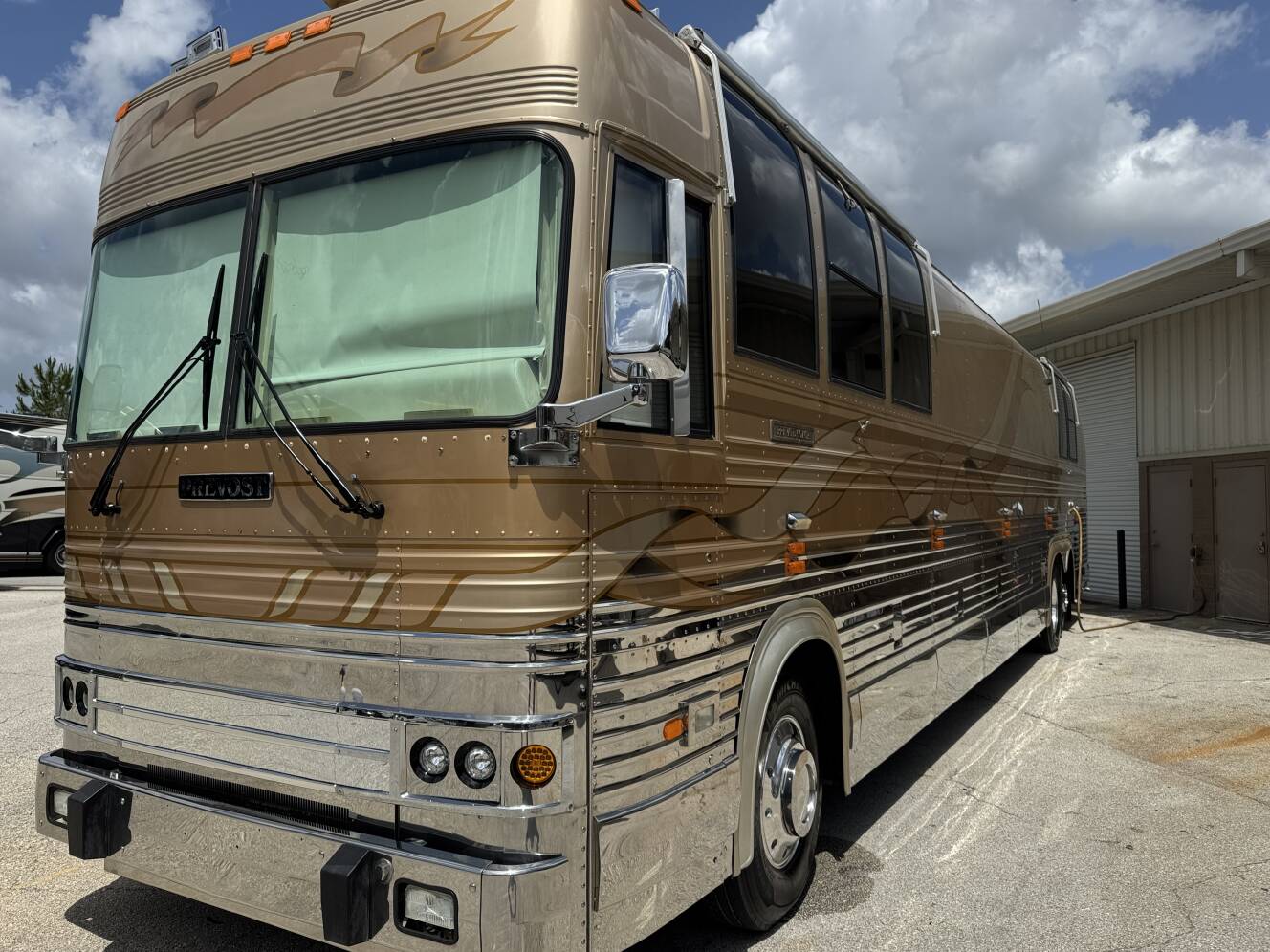 A photo of this 1999 Prevost VOGUE XL