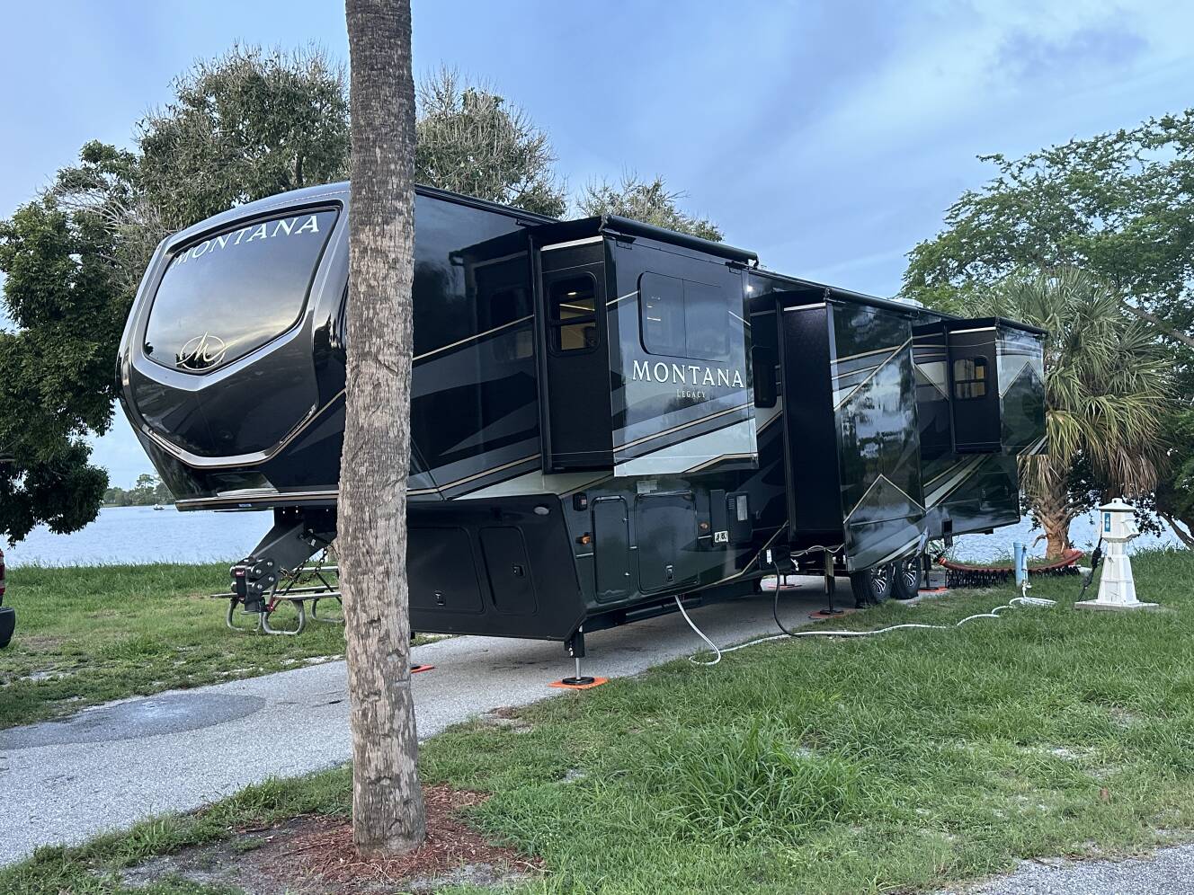 A photo of this 2025 Keystone MONTANA 3941FO