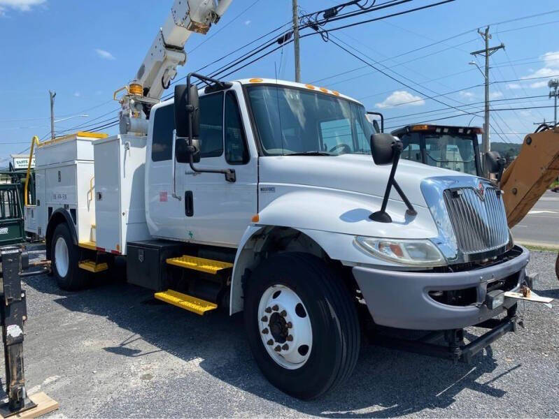 2013 INTERNATIONAL 4400 Bucket Truck in Harrisonburg, VA