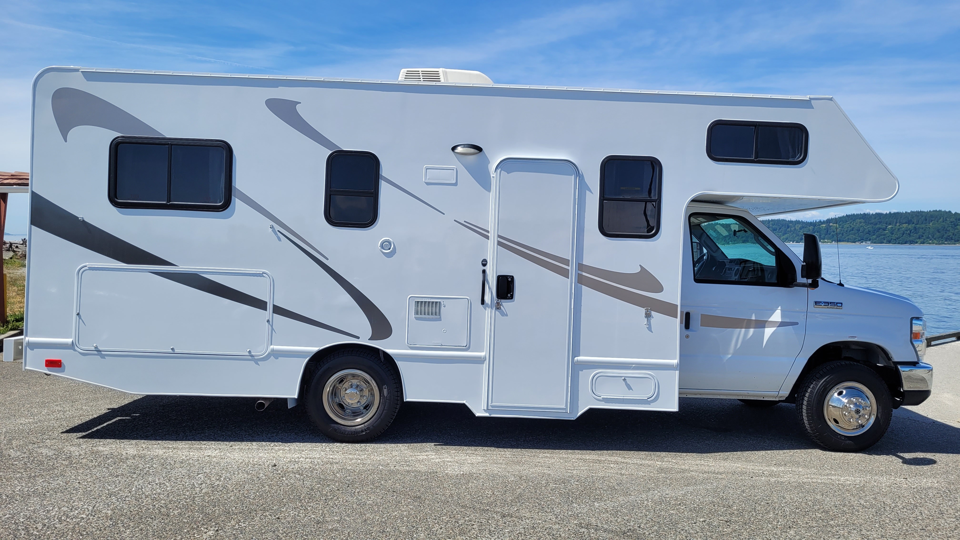 2021 Winnebago 325AR in everett WA