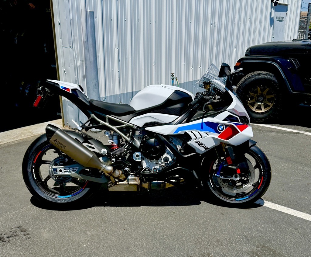 ガバメント NOS Kawasaki Right Passenger PEG BRACKET 04-05 Ninja ZX10R