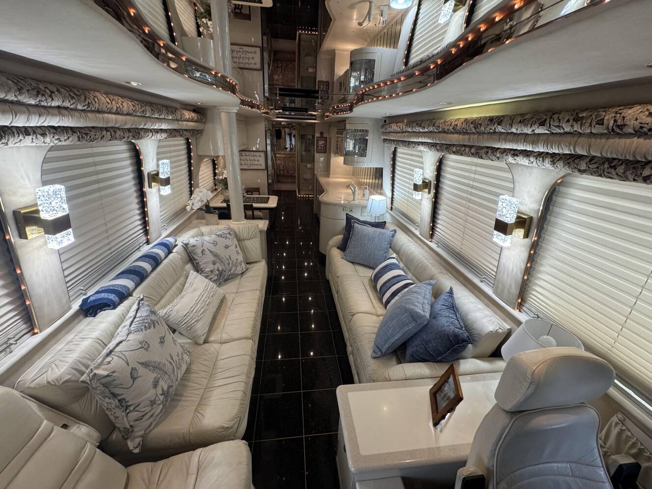 A photo of this 1999 Prevost VOGUE XL