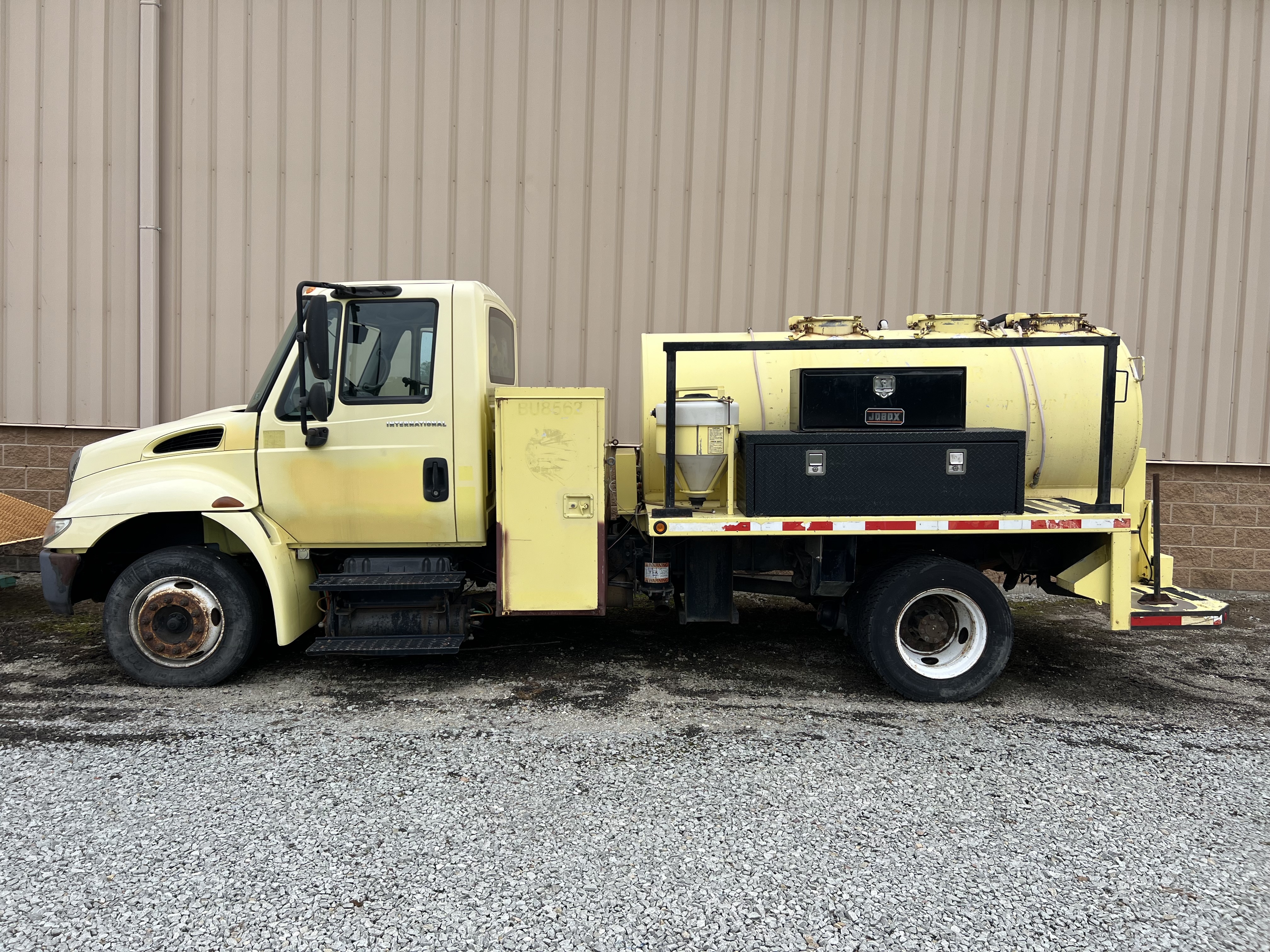 2001 INTERNATIONAL 4300 1000 GALLON SPRAYER TRUCK in Scottdale, PA