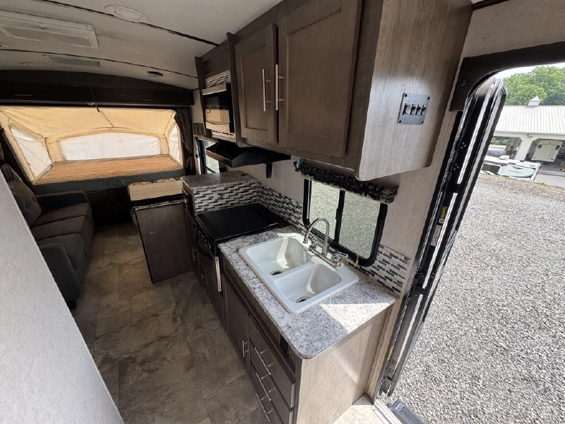2018 FOREST RIVER SURVEYOR 192T