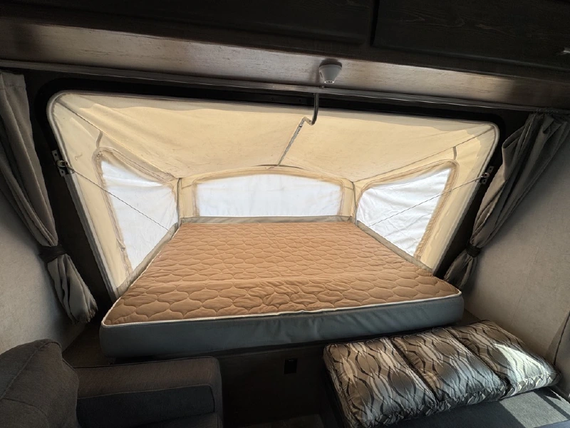 2018 FOREST RIVER SURVEYOR 192T
