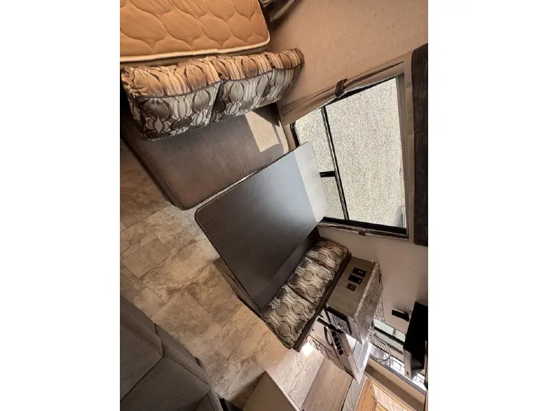 2018 FOREST RIVER SURVEYOR 192T