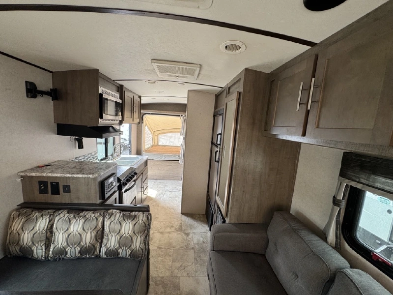 2018 FOREST RIVER SURVEYOR 192T