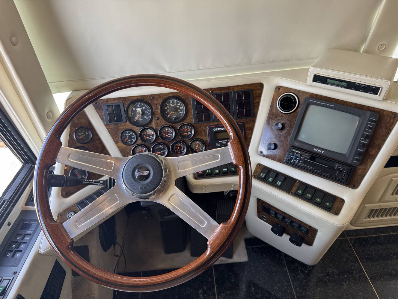 A photo of this 1999 Prevost VOGUE XL