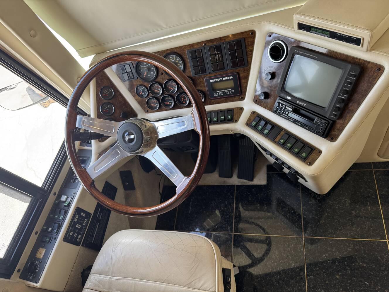 A photo of this 1999 Prevost VOGUE XL