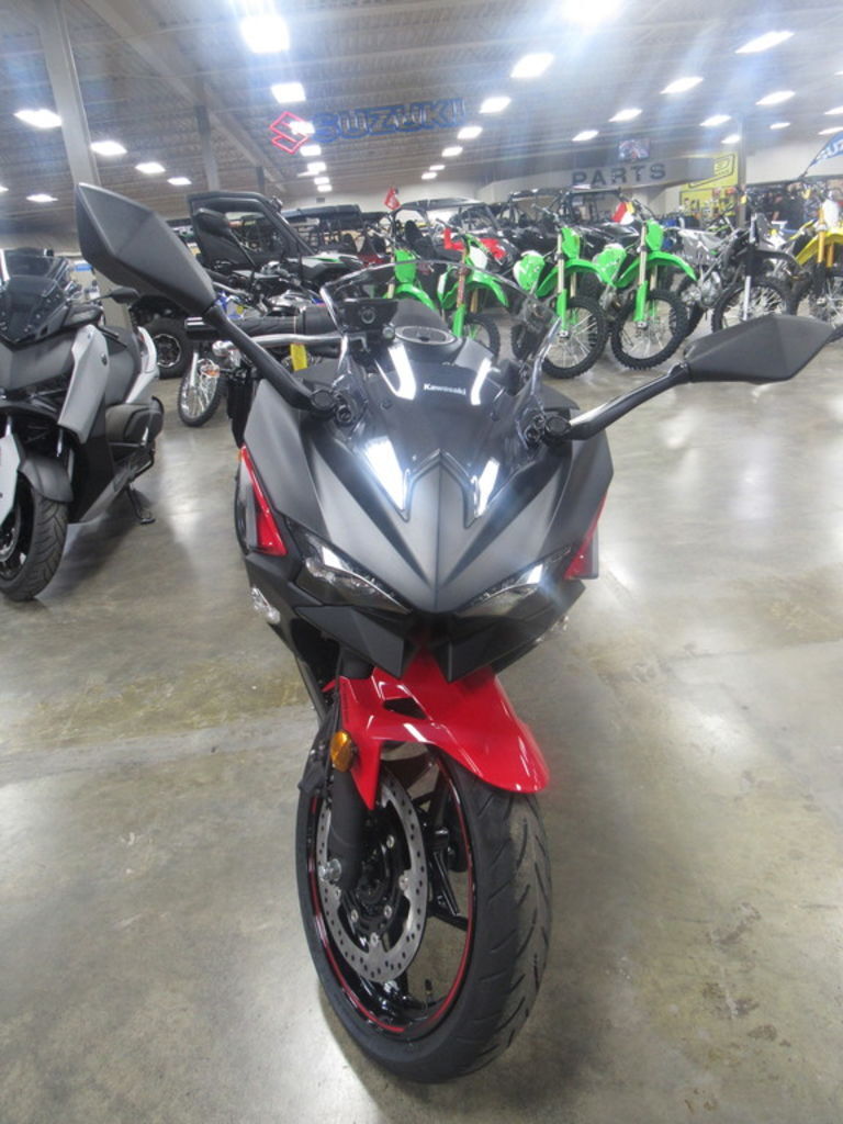 一 New 2025 Kawasaki Ninja® 500 Passion Red/metallic Flat Spark