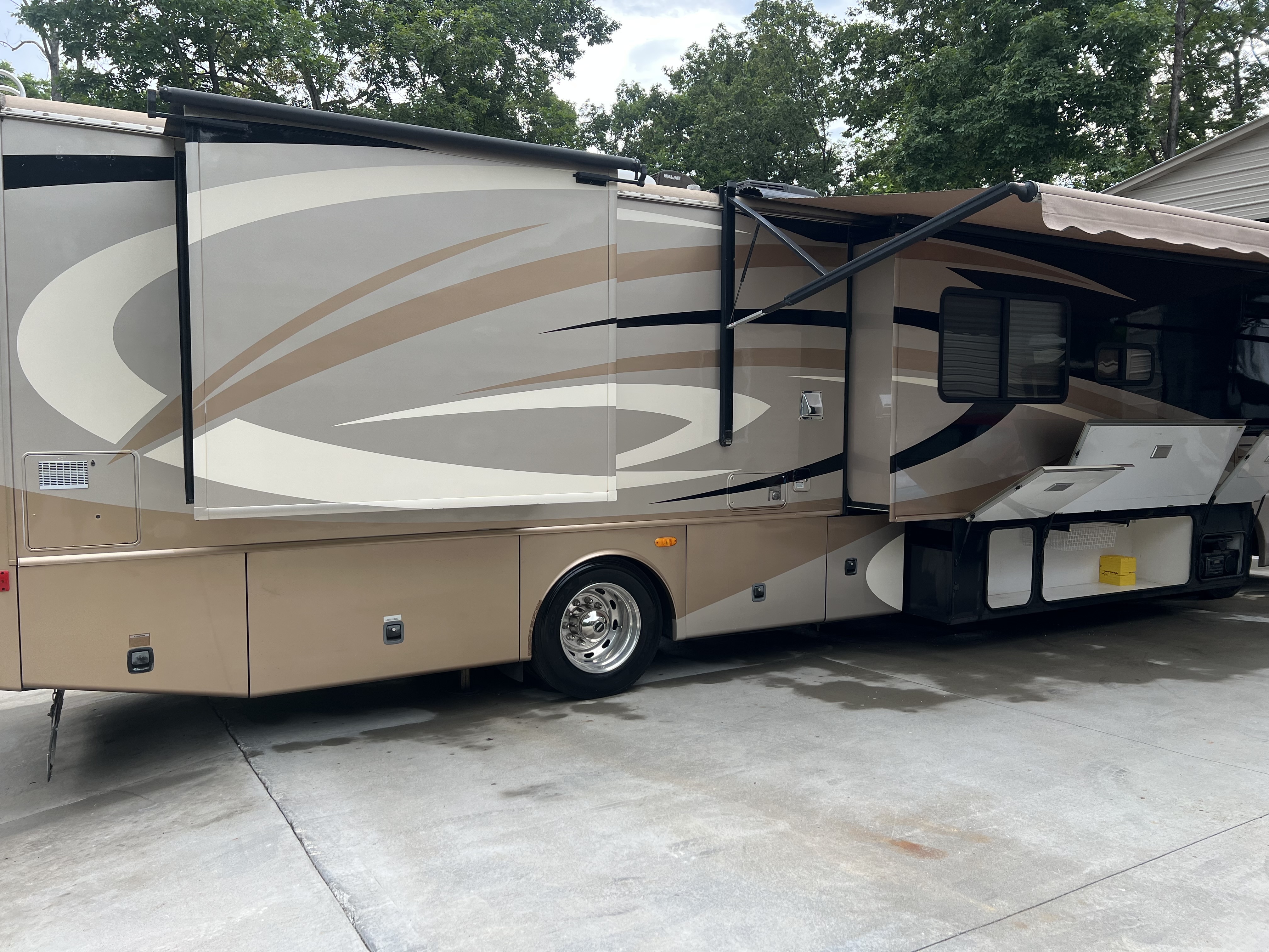 2008 Fleetwood DISCOVERY 40X in villa ridge MO