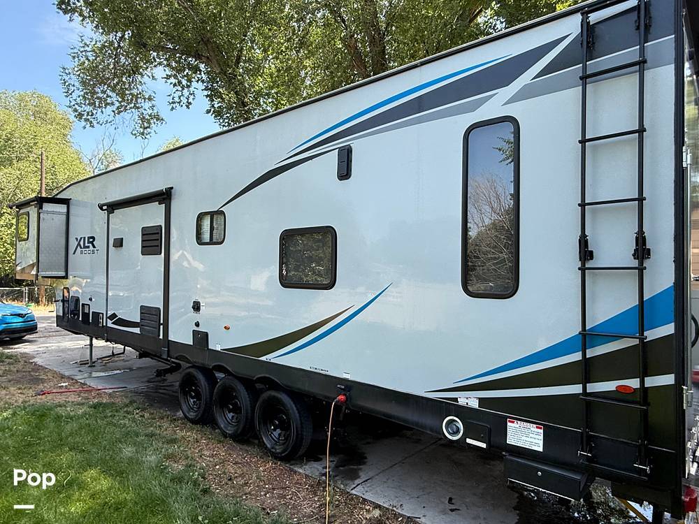 CAMPER　37 DX3 Class C Motorhomes - Dynamax RV