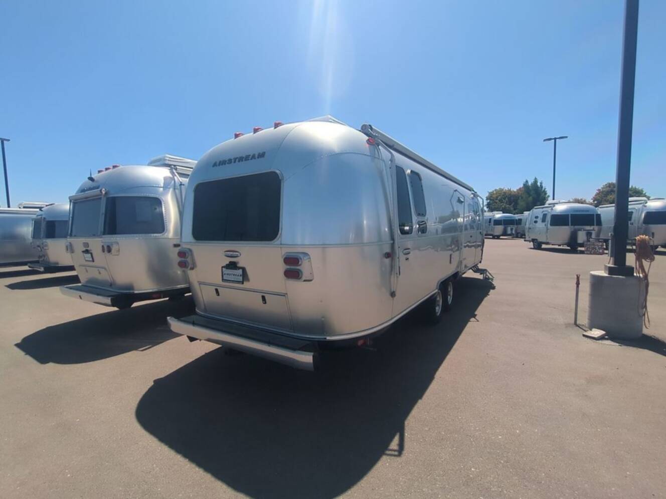 A photo of this 2018 Airstream International Signature 30RB