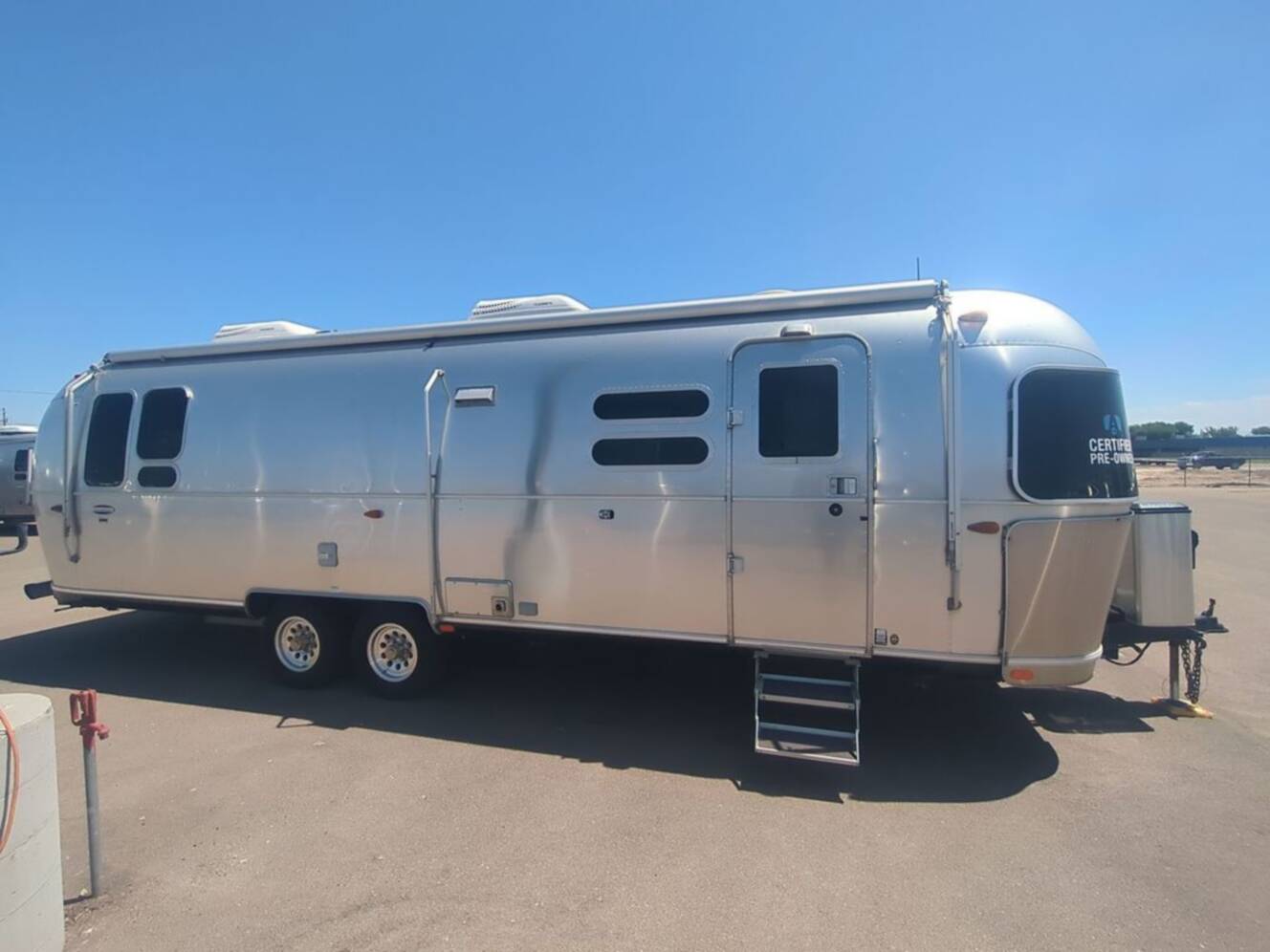 A photo of this 2018 Airstream International Signature 30RB