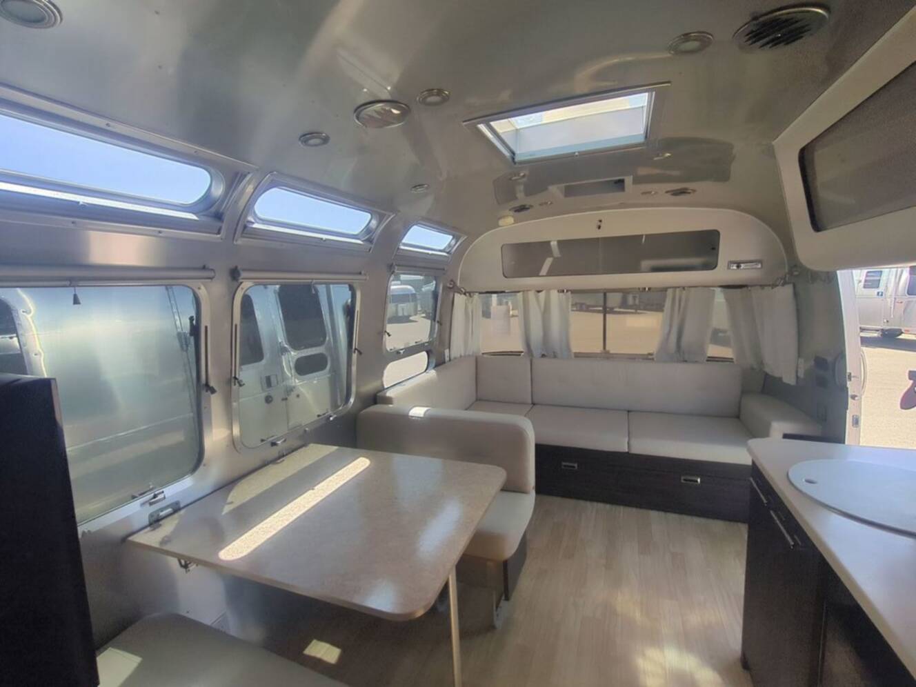 A photo of this 2018 Airstream International Signature 30RB
