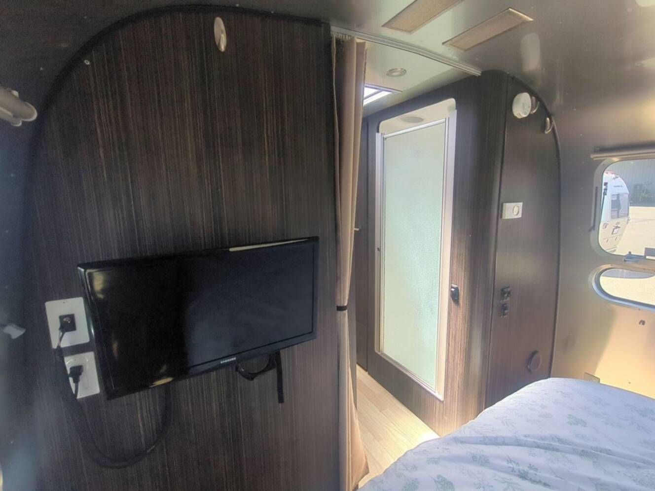 A photo of this 2018 Airstream International Signature 30RB