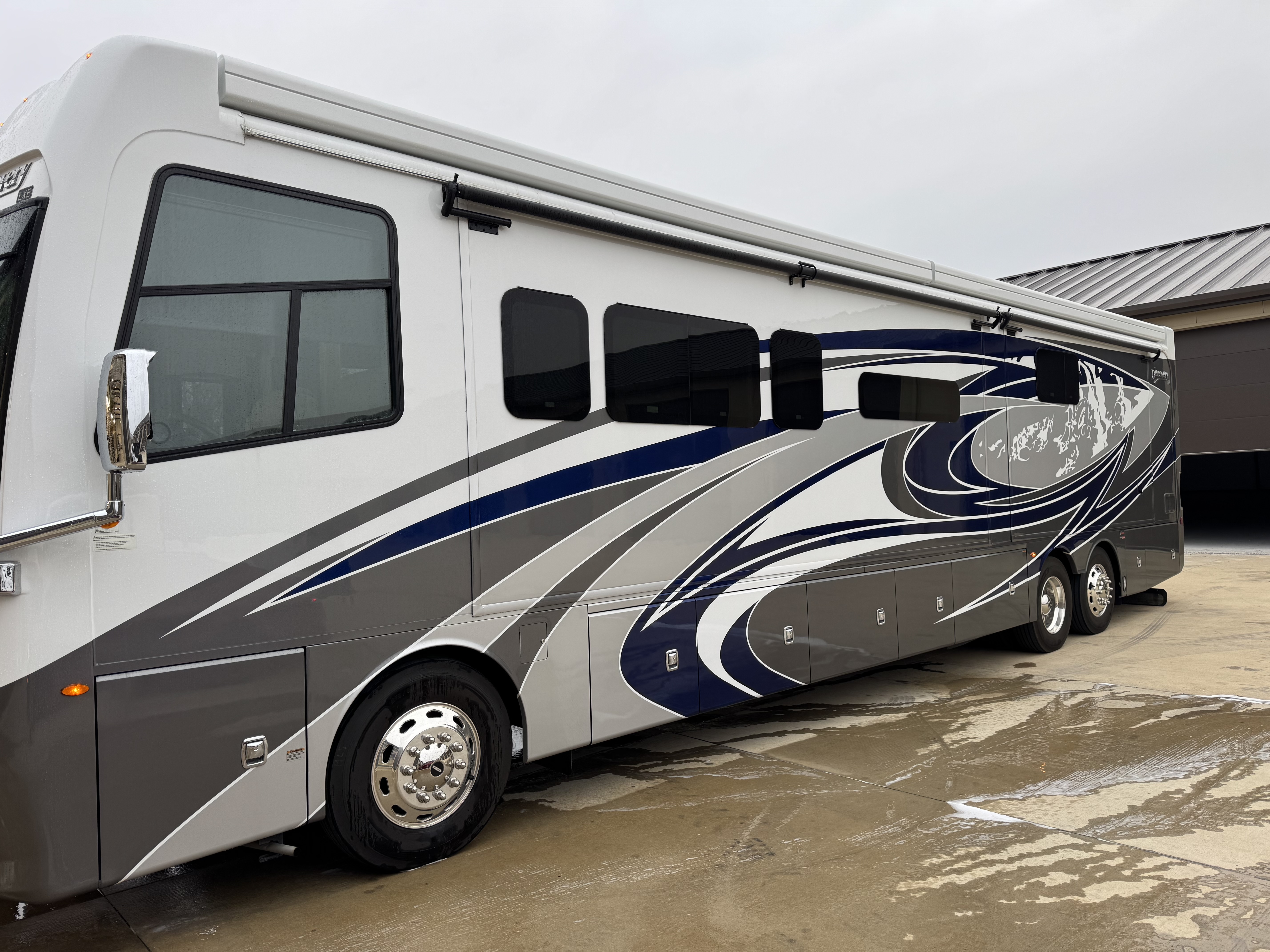 2022 Fleetwood Discovery Lxe 44S in lenexa KS