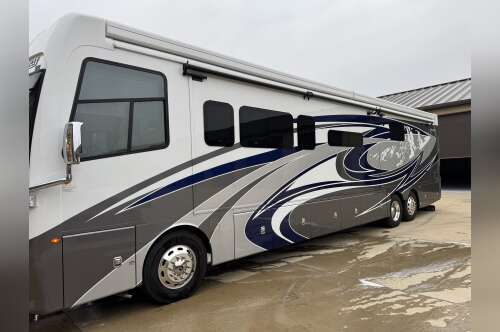 2022 Fleetwood Discovery Lxe 44S in lenexa KS